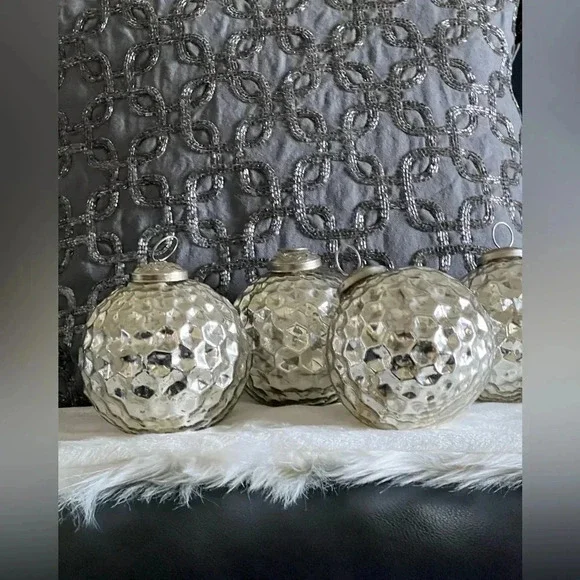 Sleigh Hill Trading Co set of 4 Retro 4 inch balls set - Picture 3 of 5